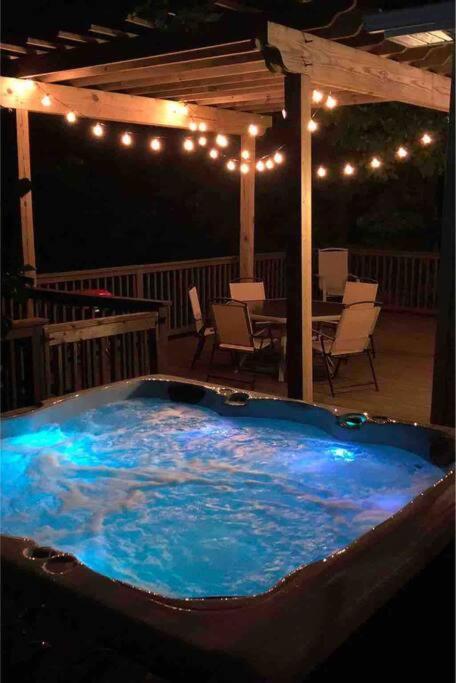 Driftwood Cottage With Hot Tub On Lake Cumberland Russell Springs Exterior photo